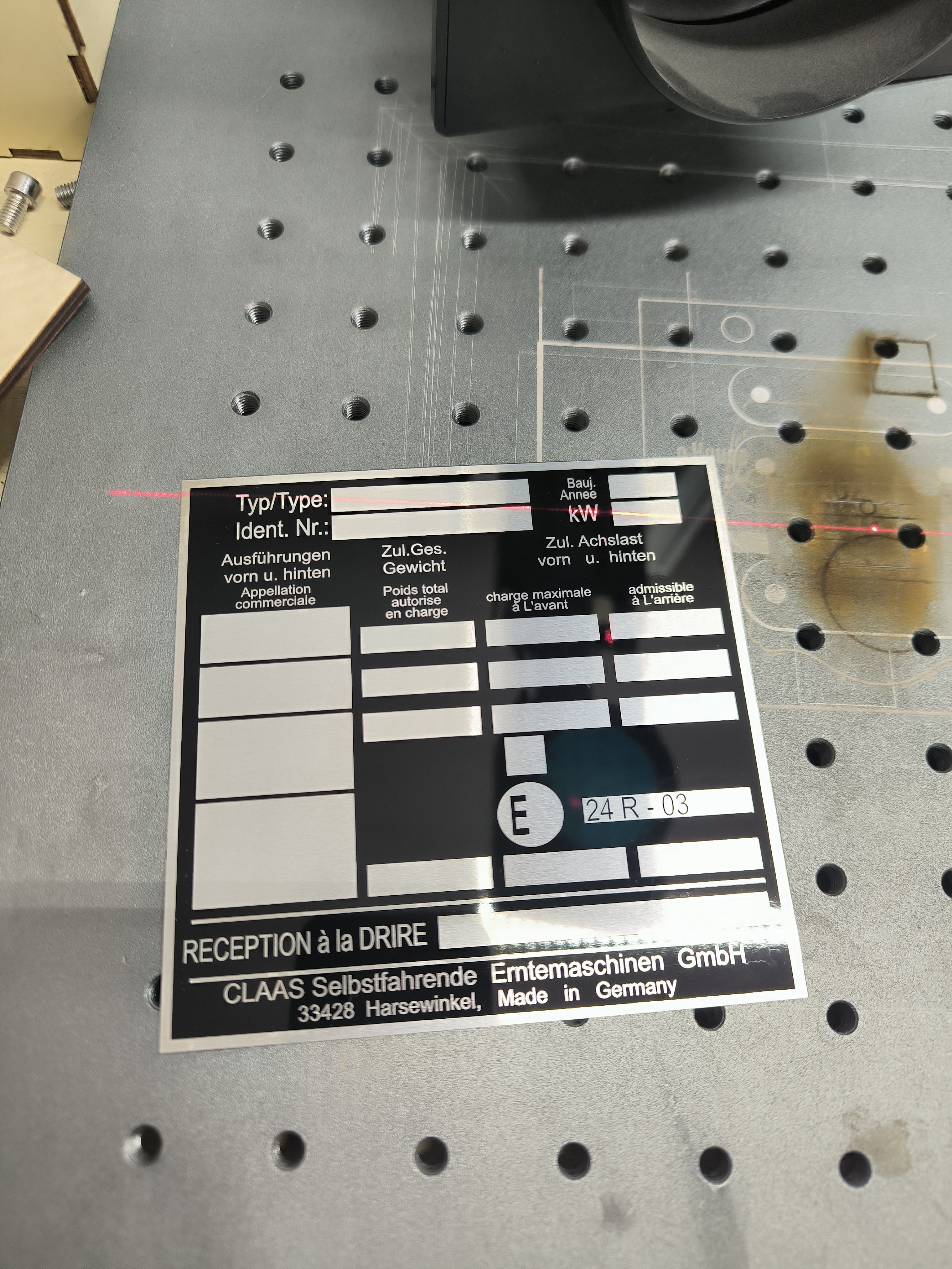 Tabliczka znamionowa CLAAS Selbstfahrende Erntemaschinen – kombajn, aluminium anodowane, grawer laserowy, dwujęzyczna DE/FR
