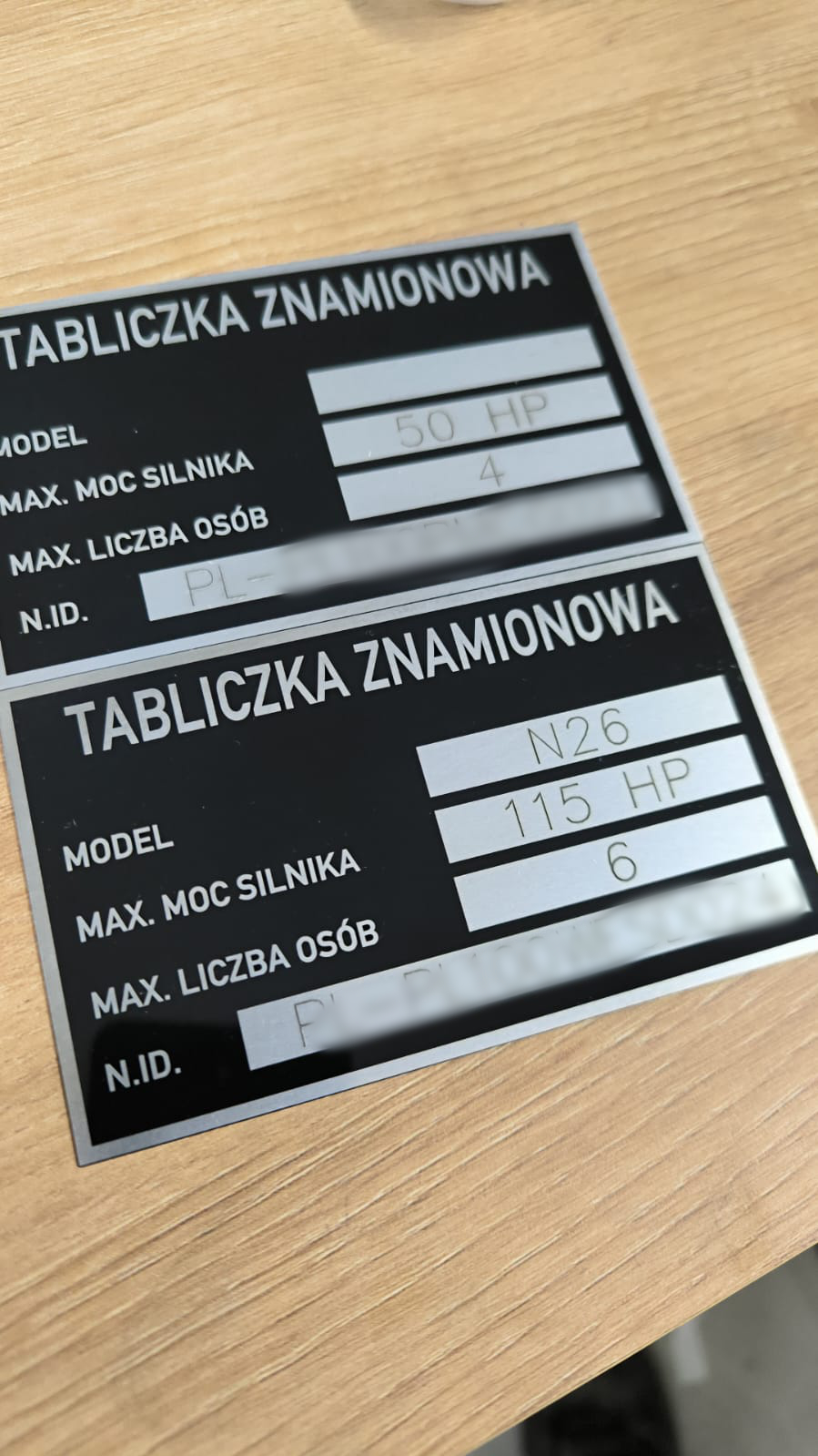 Tabliczki znamionowe do łódek – aluminium anodowane, czarne, z modelem silnika, mocą HP, liczbą osób i numerem identyfikacyjnym N.ID.
