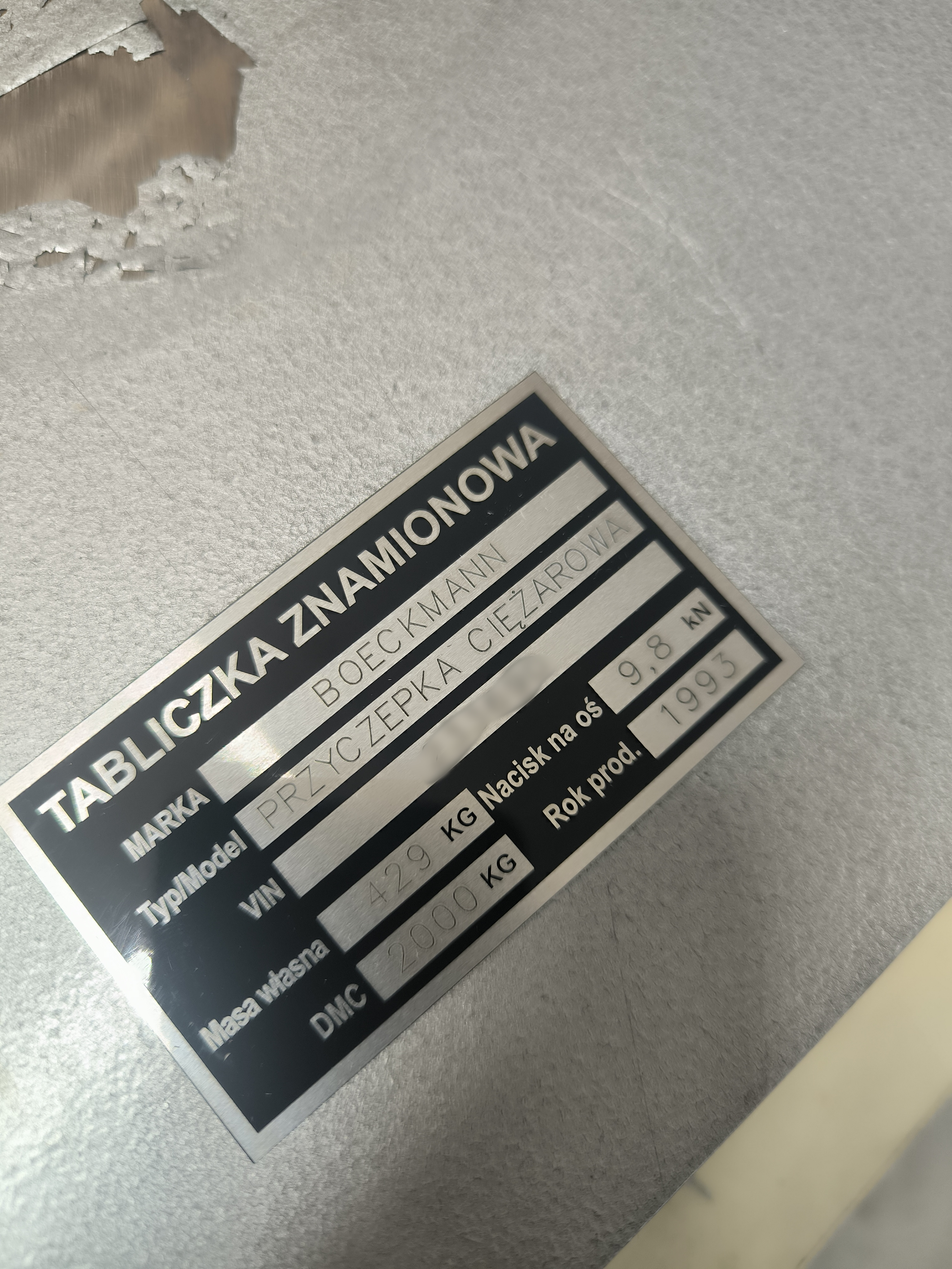 Tabliczka znamionowa przyczepy ciężarowej Boeckmann – aluminium anodowane, grawerowanie głębokie fontem technicznym, DMC VIN rok produkcji