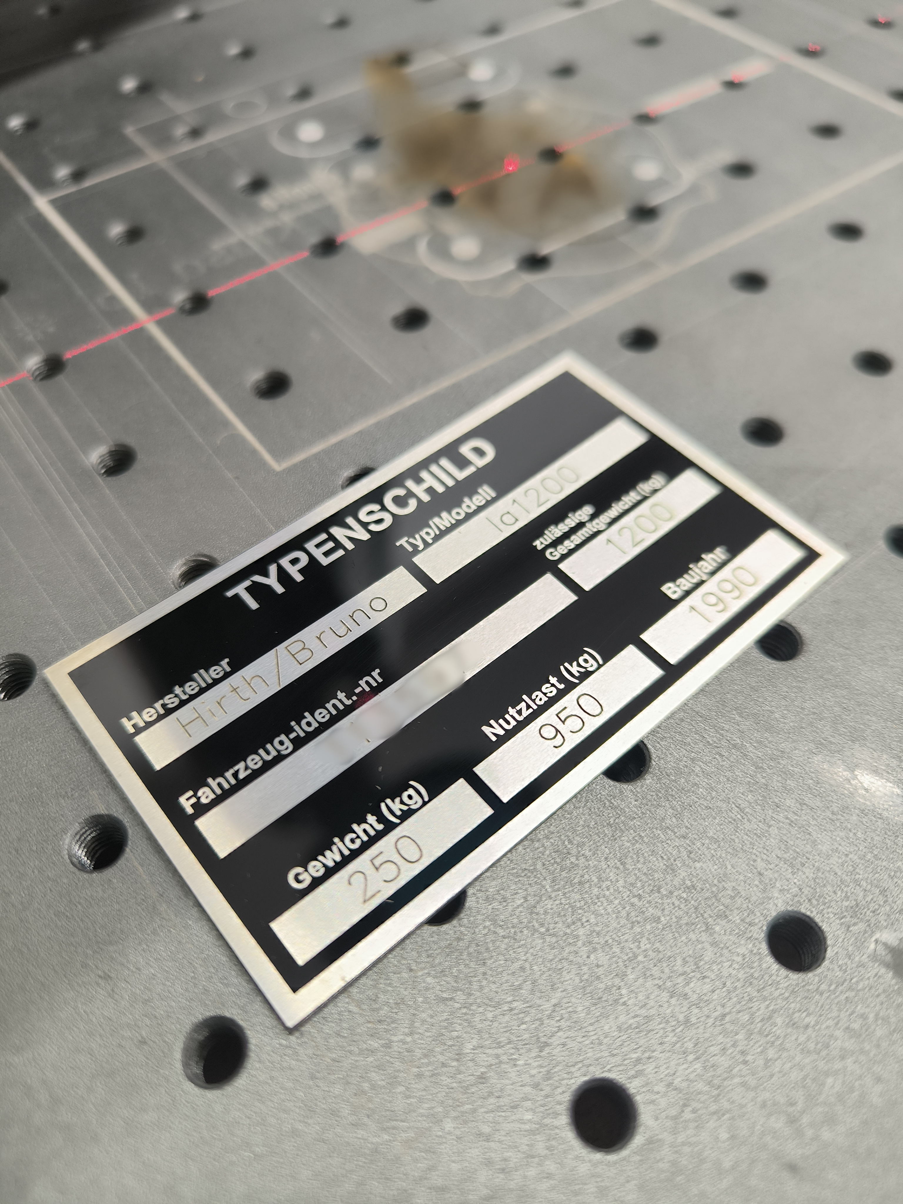 Typenschild – niemiecka tabliczka znamionowa przyczepy Hirth/Bruno, głęboki grawer fontem technicznym, aluminium anodowane
