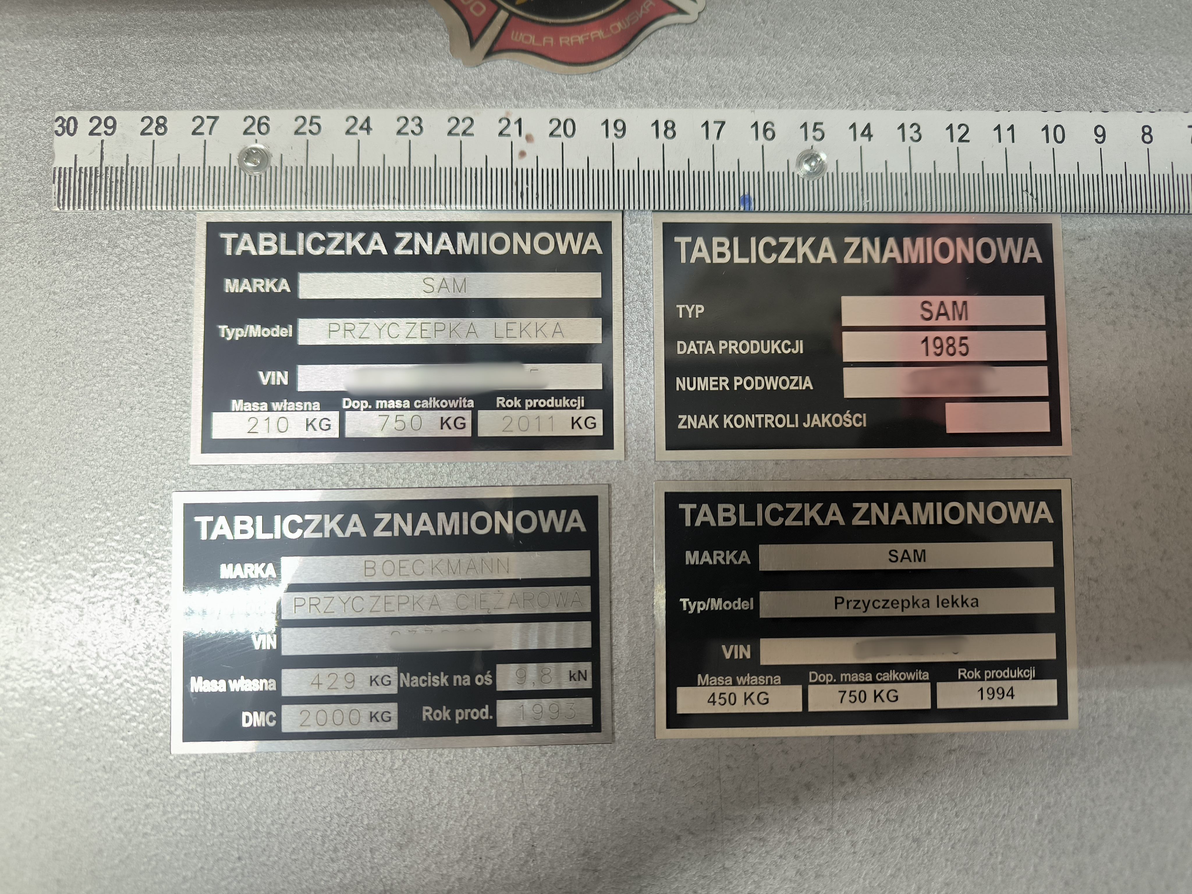 Porównanie tabliczek znamionowych w różnych rozmiarach – font techniczny i standard, pionowe i poziome, aluminium anodowane